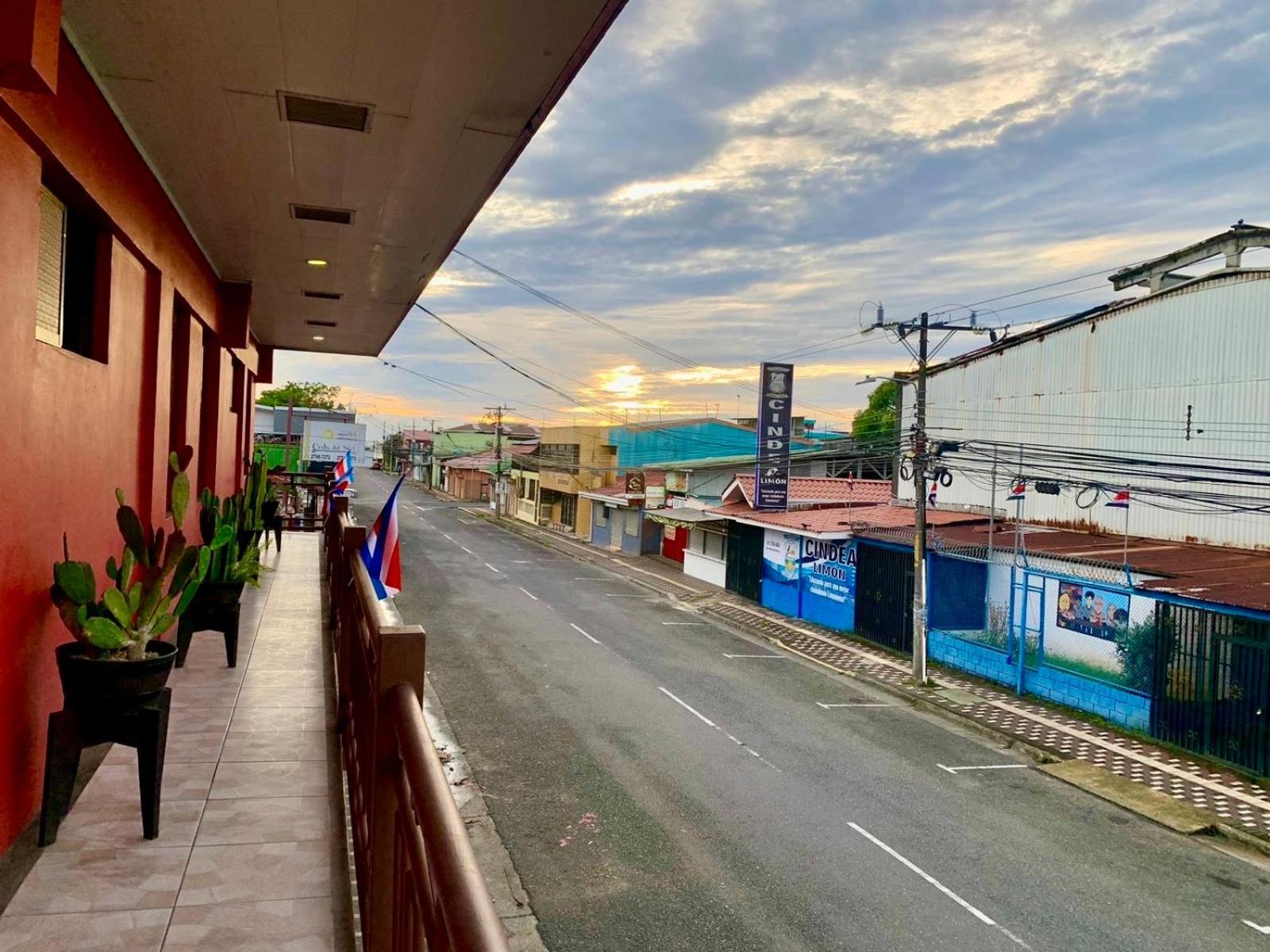 Hotel Costa Del Sol Puerto Limon Exterior photo